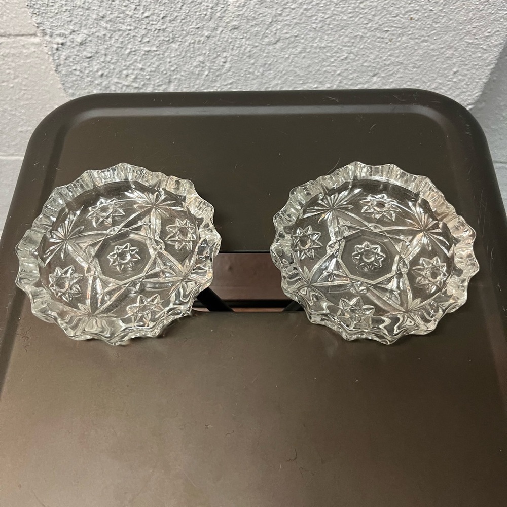 Elegant Clear Glass Ash Trays - Picture 1 of 5